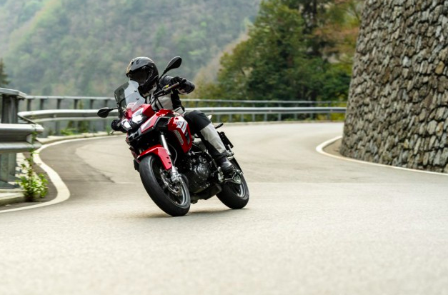 Benelli TRK 251 bílá 