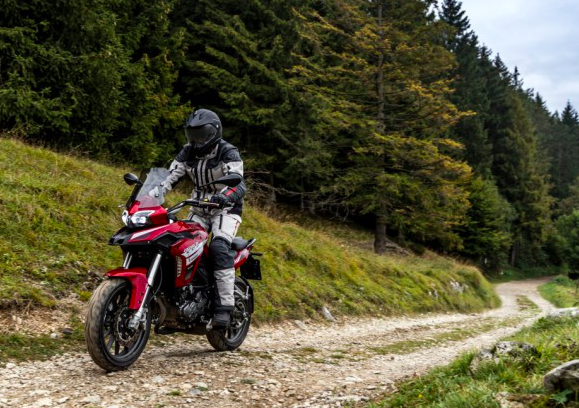 Benelli TRK 251 žlutá