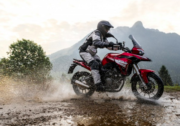 Benelli TRK 251 žlutá