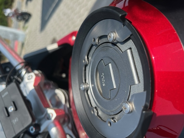 Objímka pro úchyt tankruksaku GIVI a Kappa "TANKLOCK" na víčko nádrže Jawa Srambler 500