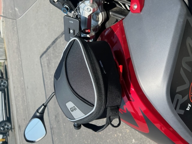Objímka pro úchyt tankruksaku GIVI a Kappa "TANKLOCK" na víčko nádrže Jawa Srambler 500