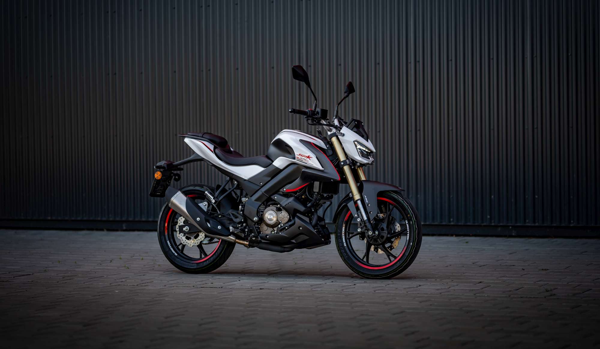 QJMOTOR SRK 125 S bílá + VOUCHER NA 5000 KČ