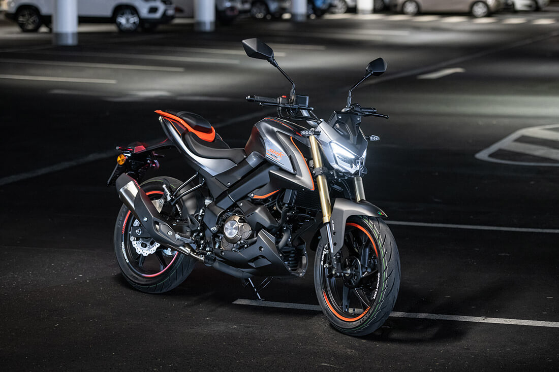 QJMOTOR SRK 125 S bílá + VOUCHER NA 5000 KČ
