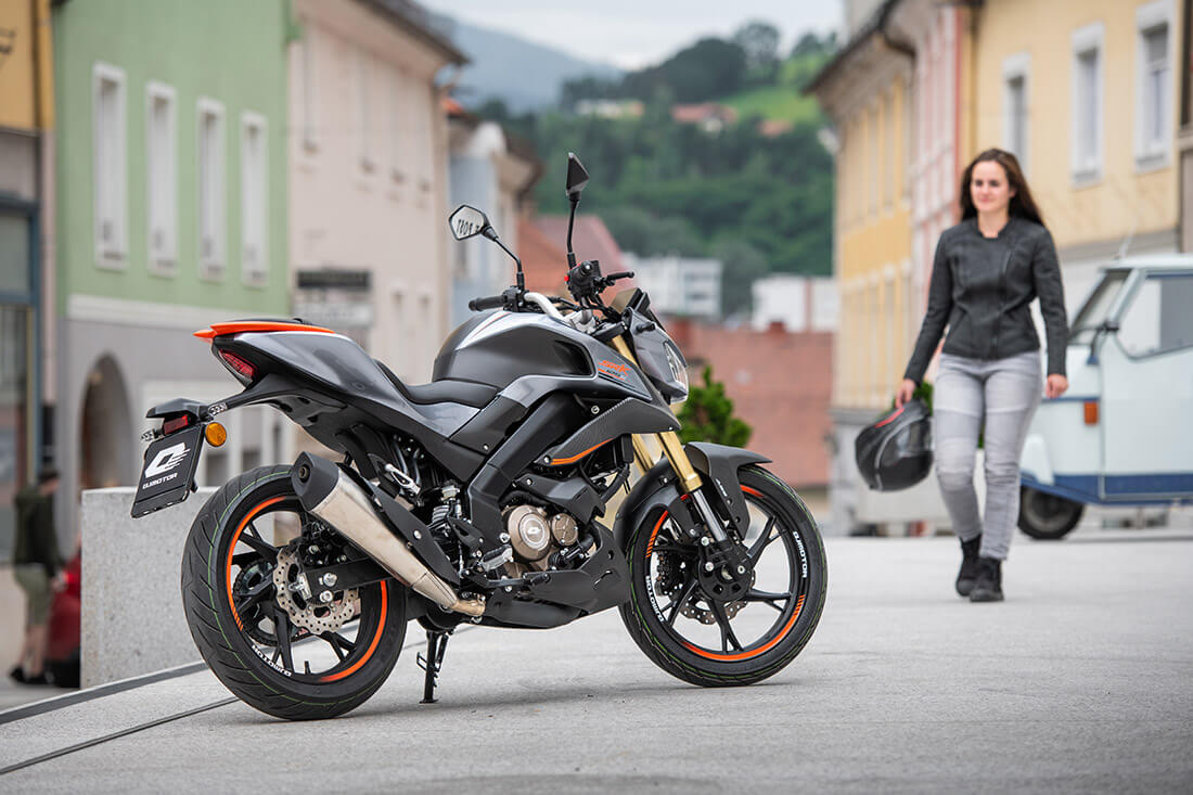 QJMOTOR SRK 125 S bílá + VOUCHER NA 5000 KČ