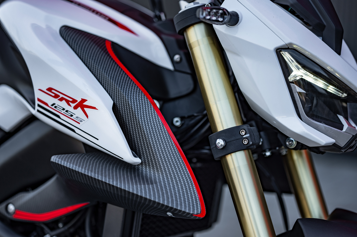 QJMOTOR SRK 125 S bílá + VOUCHER NA 5000 KČ