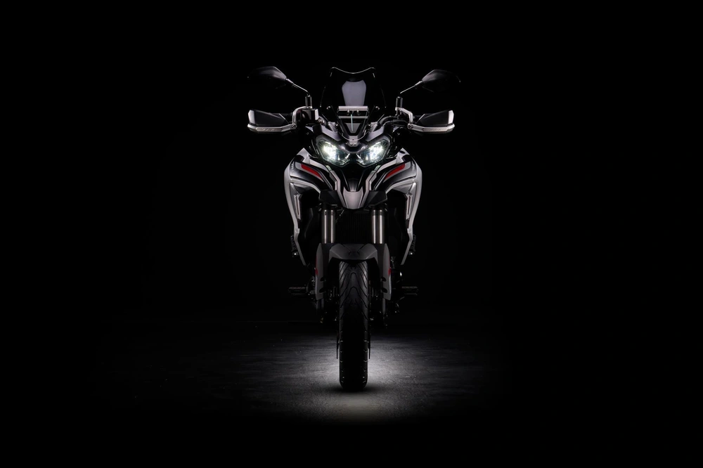 Benelli TRK 702 Pearl White + PŘÍSLUŠENSTVÍ ZDARMA