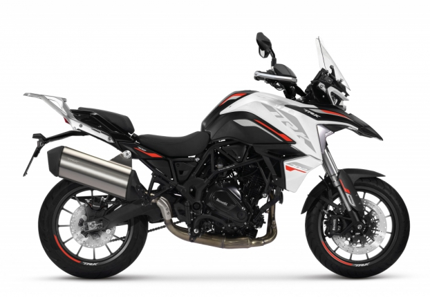 Benelli TRK 702 Pearl White + PŘÍSLUŠENSTVÍ ZDARMA