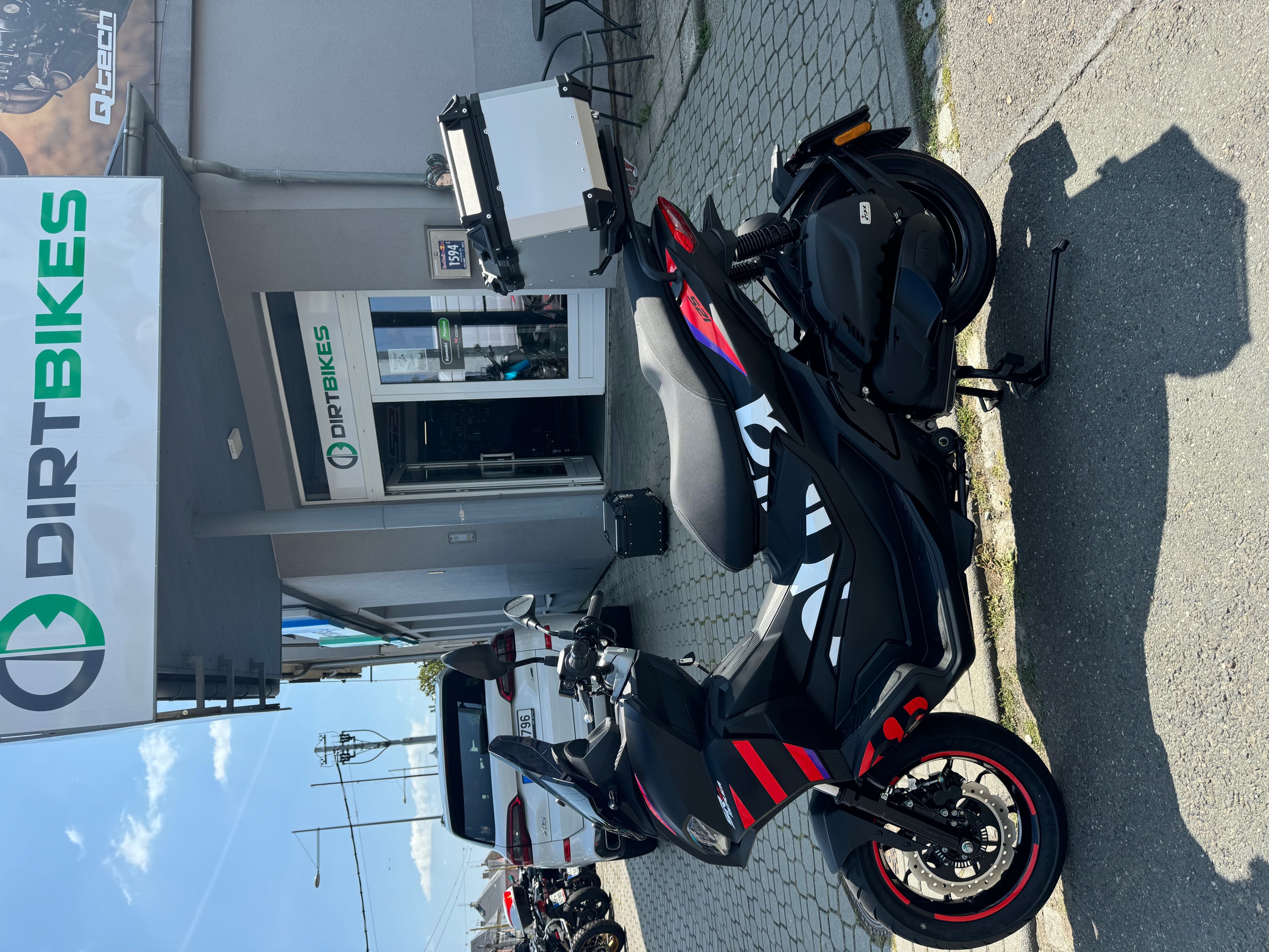 Zadní hliníkový box 45l stříbrný + plotna + montážní sada Aprilia SR GT 125/200