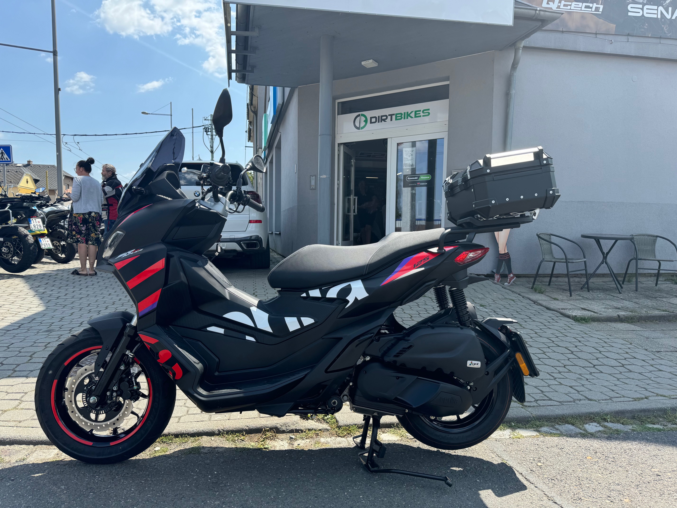 Zadní hliníkový box 22l černý + plotna + montážní sada Aprilia SR GT 125/200