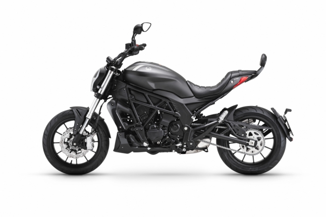 Benelli 502C EURO5 ABS černá