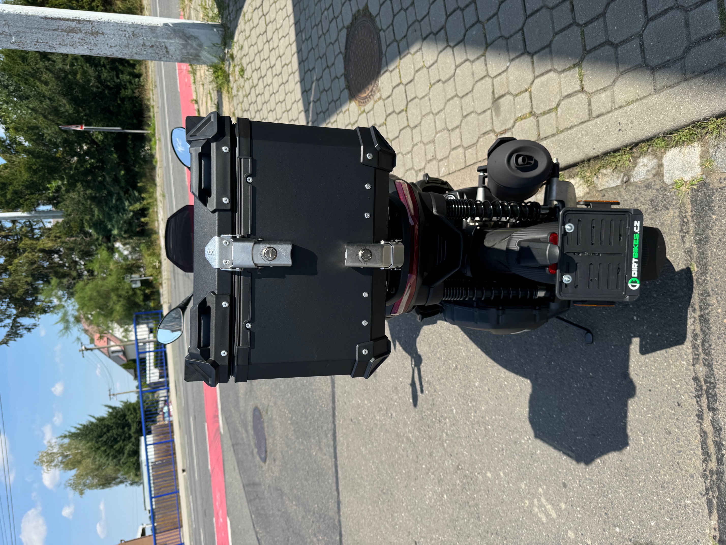 Zadní hliníkový box 45l černý + plotna + montážní sada Aprilia SR GT 125/200