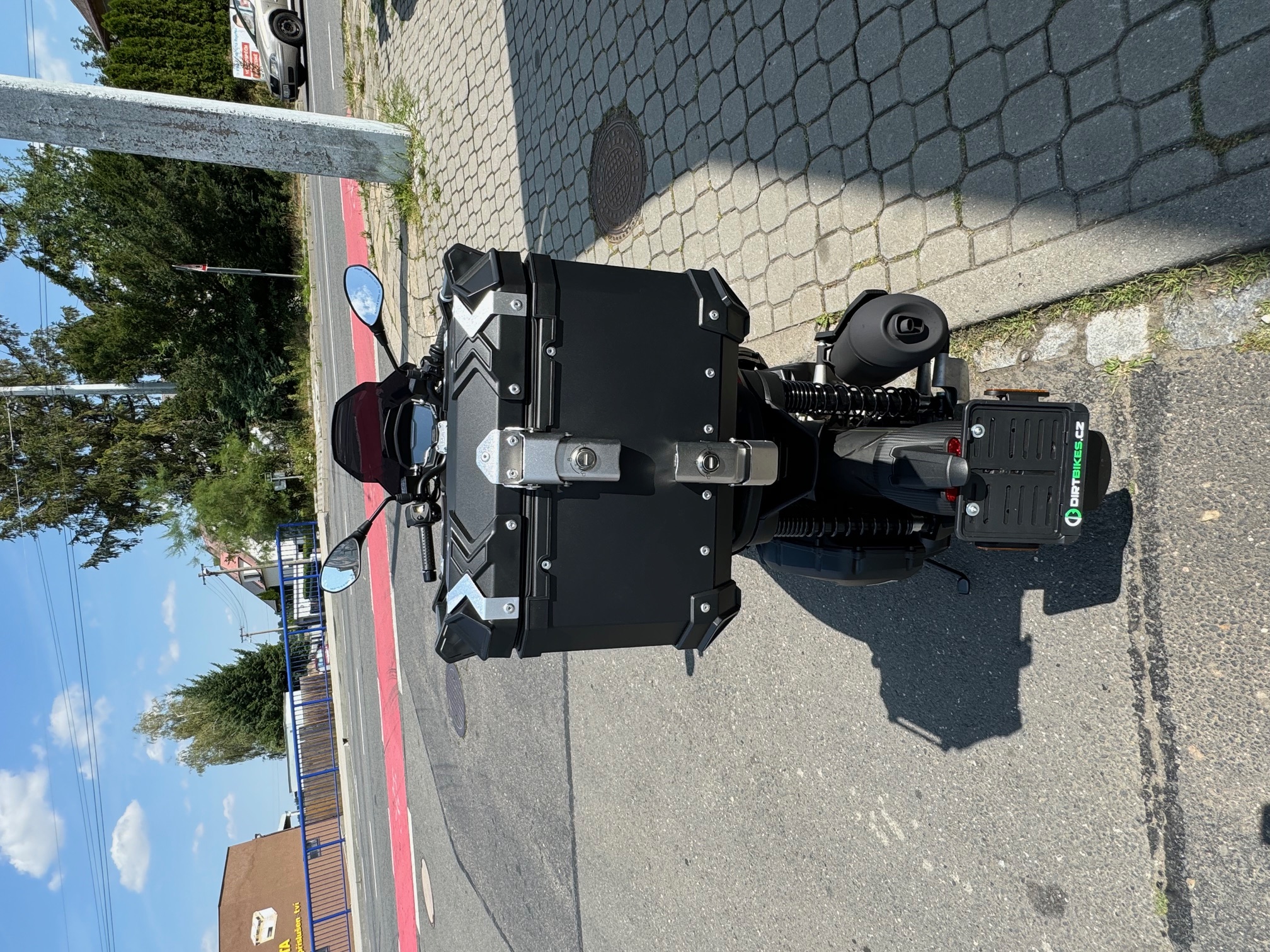 Zadní hliníkový box 35l černý + plotna + montážní sada Aprilia SR GT 125/200