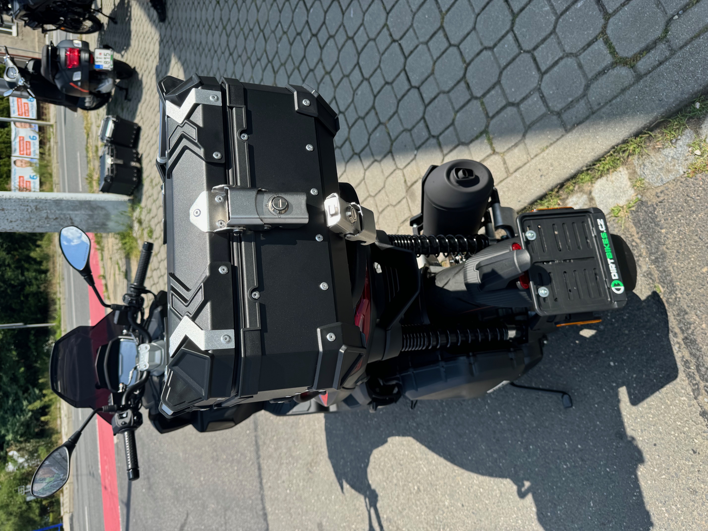 Zadní hliníkový box 22l černý + plotna + montážní sada Aprilia SR GT 125/200