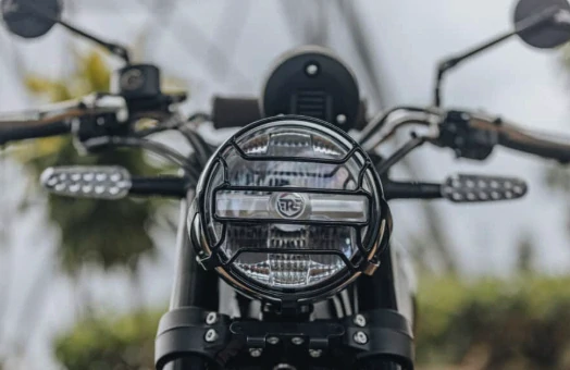 Mřížka hlavního světlometu, černá - Royal Enfield Bear 650