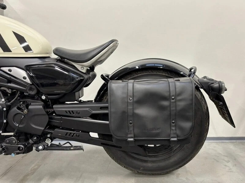 450CL‑C Bobber Postranní brašna CFMOTO včetně držáku