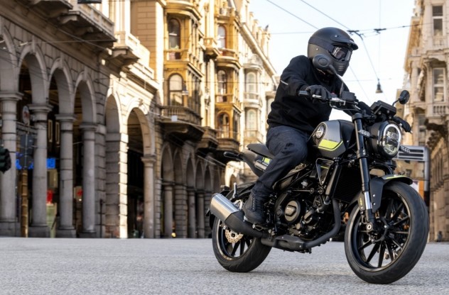 Benelli Leoncino 250 šedá