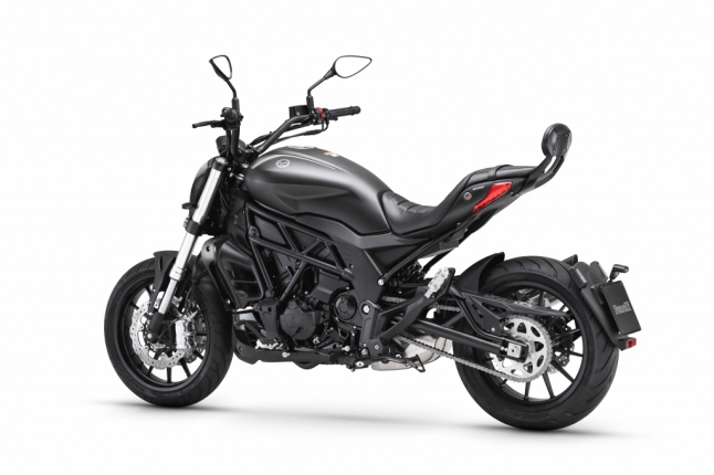 Benelli 502C EURO5 ABS černá