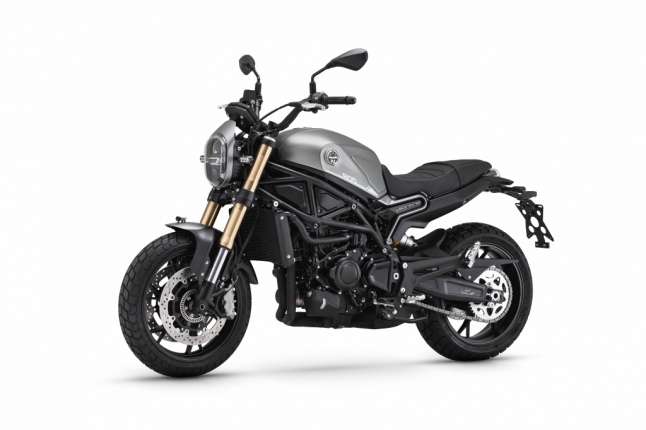 Benelli Leoncino 800 šedo-stříbrná