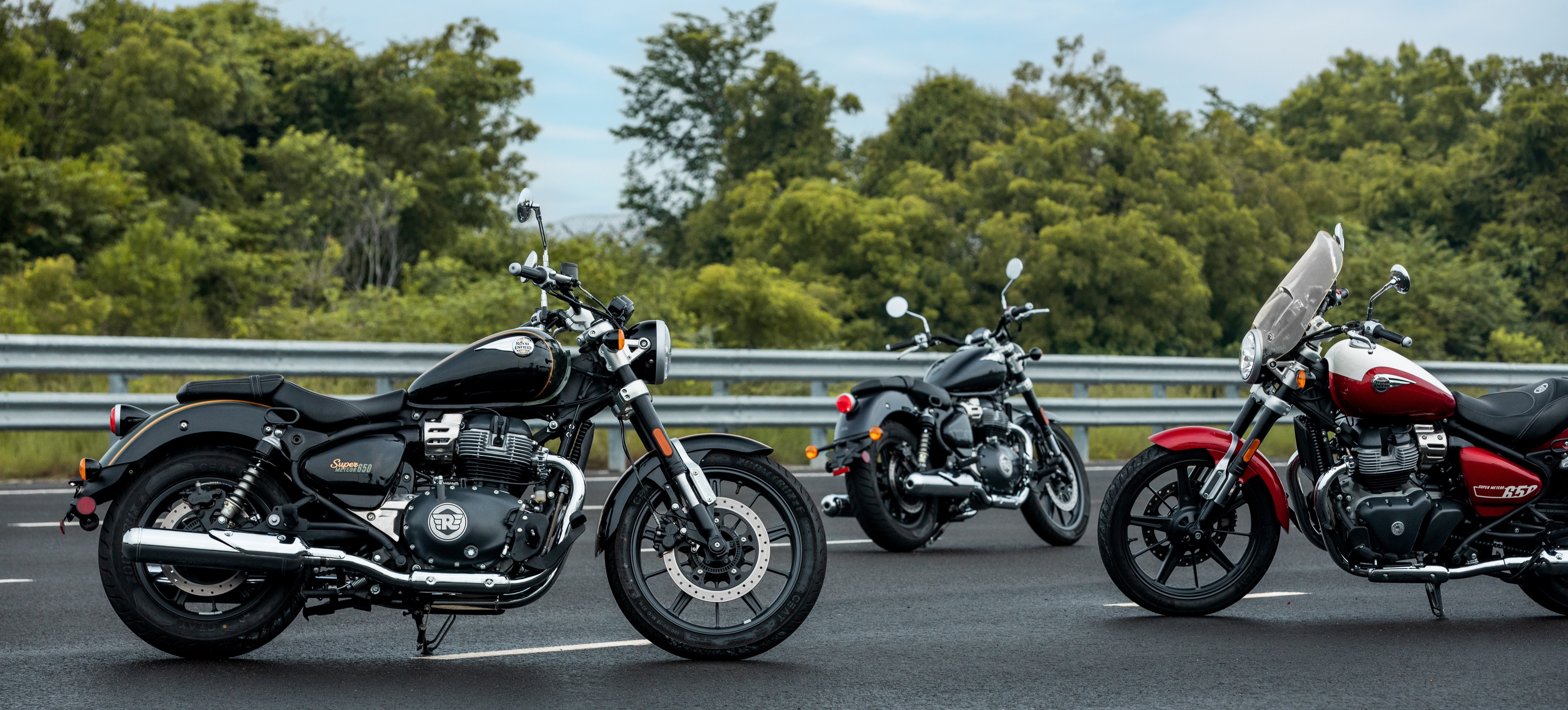 Royal Enfield Super Meteor 650 Astral Black + BONUS