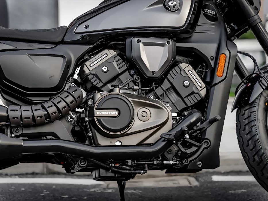 QJMOTOR SRV 600 černá
