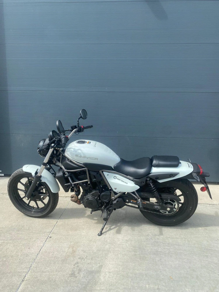 KAWASAKI ELIMINATOR 500 - PŘEDVÁDĚCÍ MOTORKA - REZERVACE