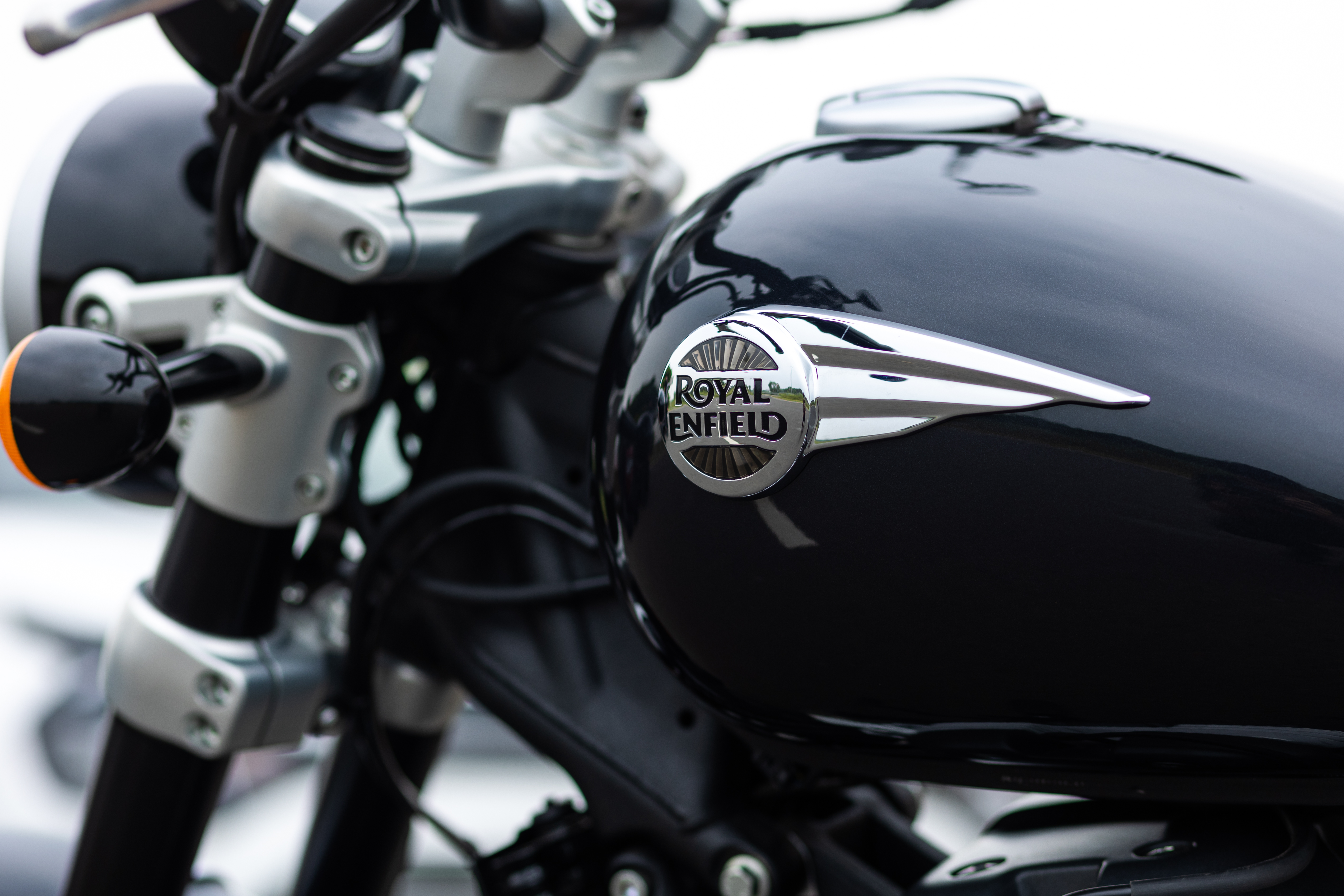 Royal Enfield Super Meteor 650 Astral Black + BONUS