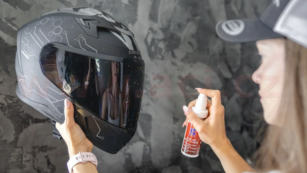 S100 čistič hledí s mikrovláknovou utěrkou - Visor & Helmet Cleaner 100 ml