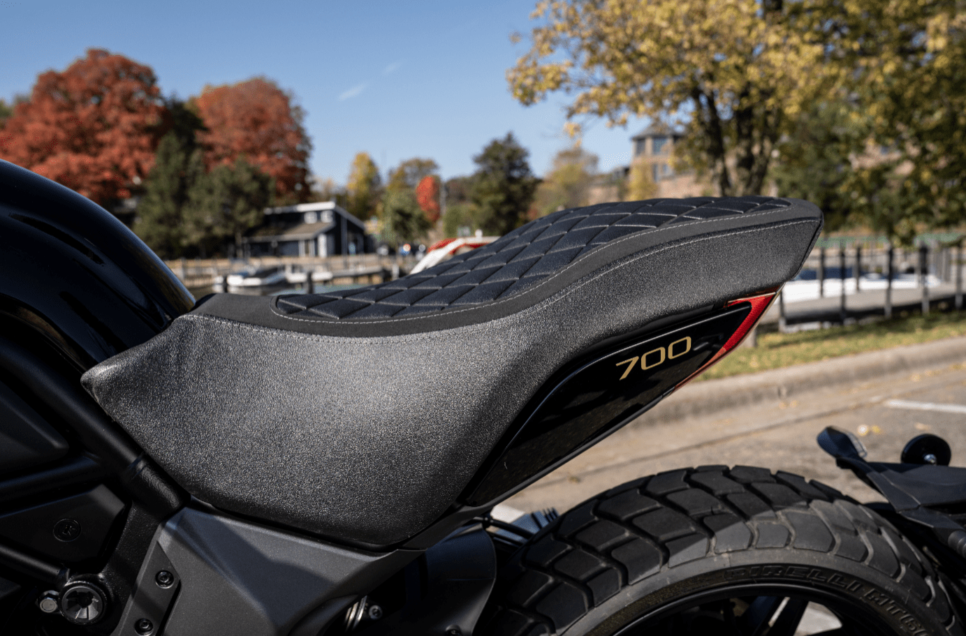 700CL-X Heritage Zvýšené sedlo (hnědá)