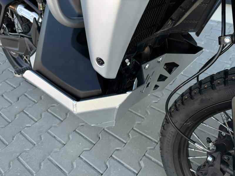 800MT‑X Kryt motoru a nádrží