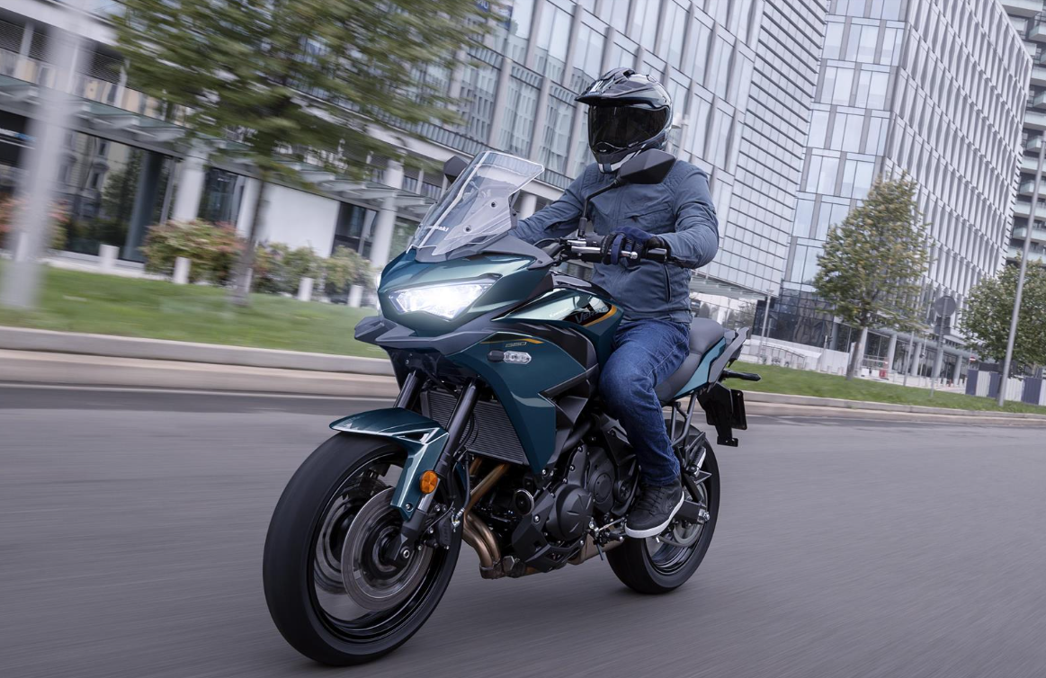 KAWASAKI Versys 650 MY26 Metallic Deep Blue / Metallic Spark Black