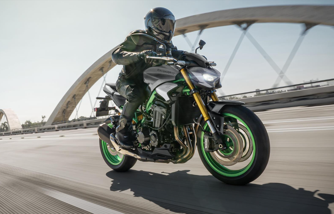 KAWASAKI Z900 SE MY26 Metallic Matte Graphite Gray / Metallic Matte Carbon Gray +výfuk SC PROJECT za polovinu