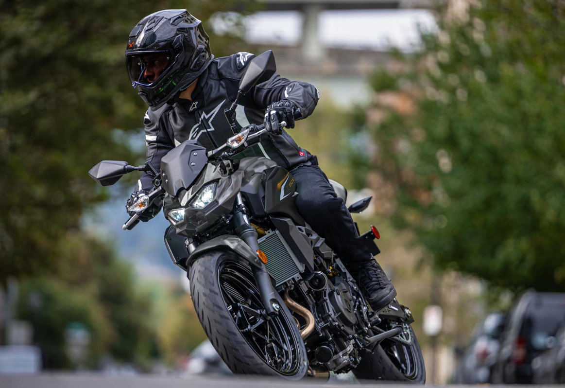 KAWASAKI Z500 MY26 Candy Lime Green / Metallic Carbon Gray (GN1)