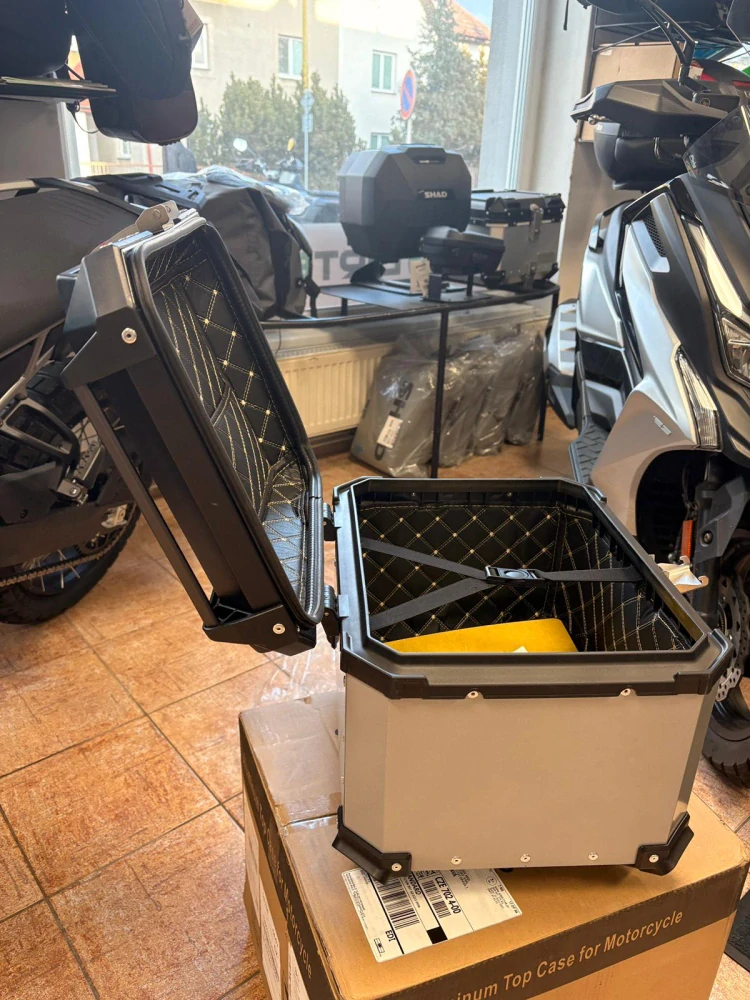 Hliníkový kufr DB 45L X-design stříbrný, plotna + opěrka + síťka na zavazadla zdarma