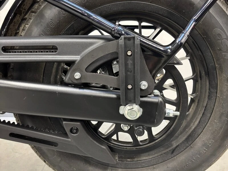 450CL‑C Bobber Postranní brašna CFMOTO včetně držáku