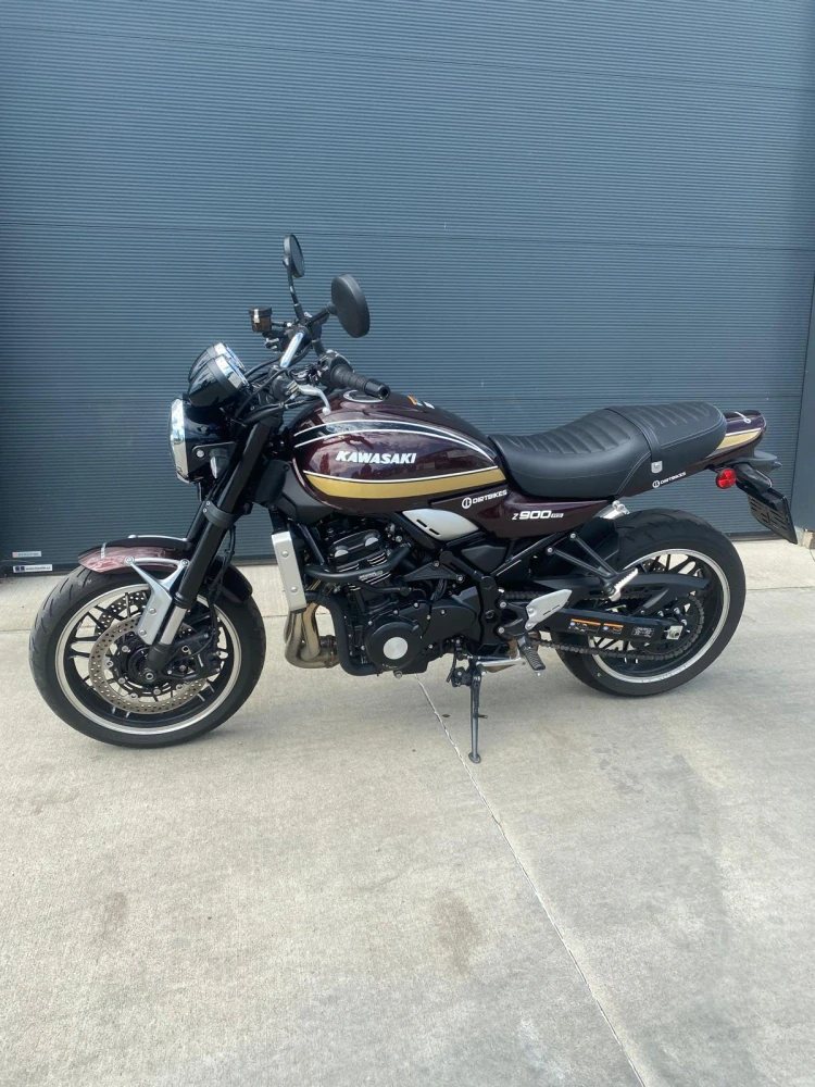 KAWASAKI Z900RS - PŘEDVÁDĚCÍ MOTOCYKL 