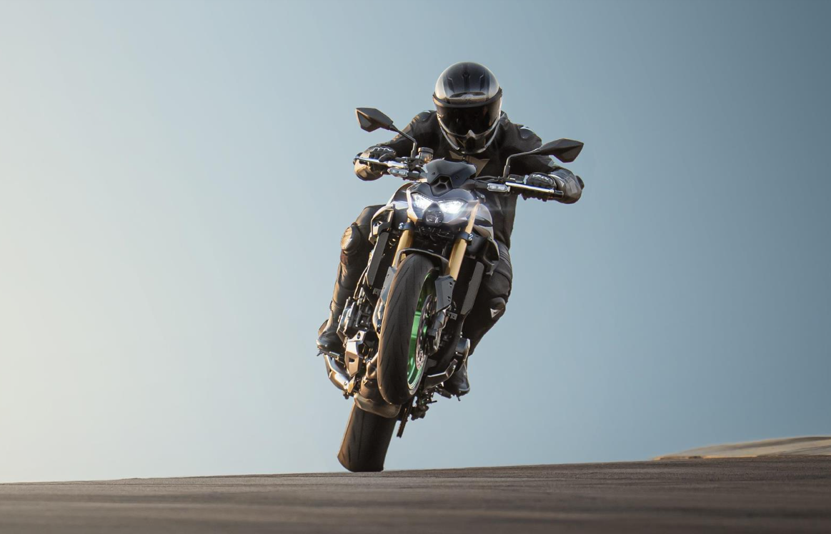 KAWASAKI Z900 SE MY26 Metallic Matte Graphite Gray / Metallic Matte Carbon Gray +výfuk SC PROJECT za polovinu