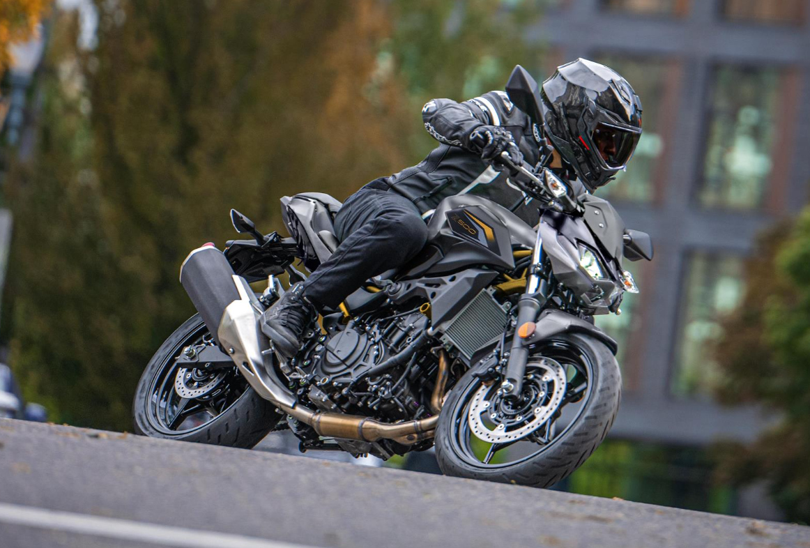 KAWASAKI Z500 MY26 Candy Lime Green / Metallic Carbon Gray (GN1)