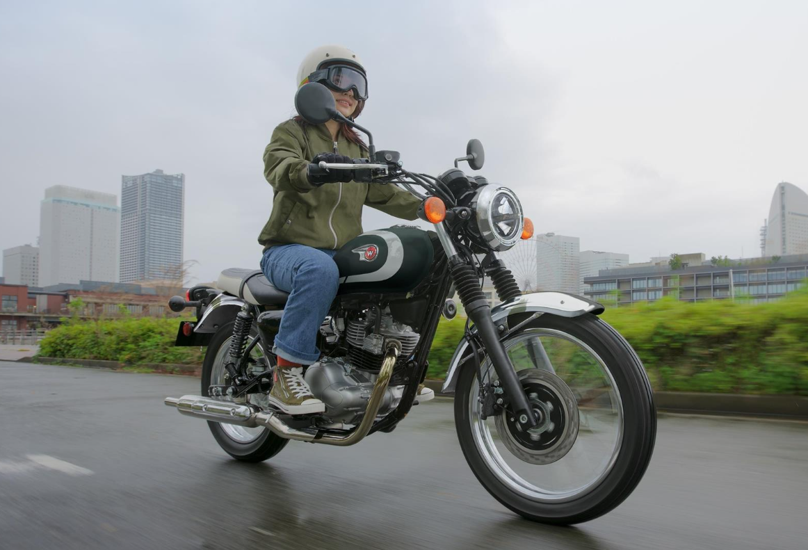 KAWASAKI W230 MY26 Metallic Matte Dark Green