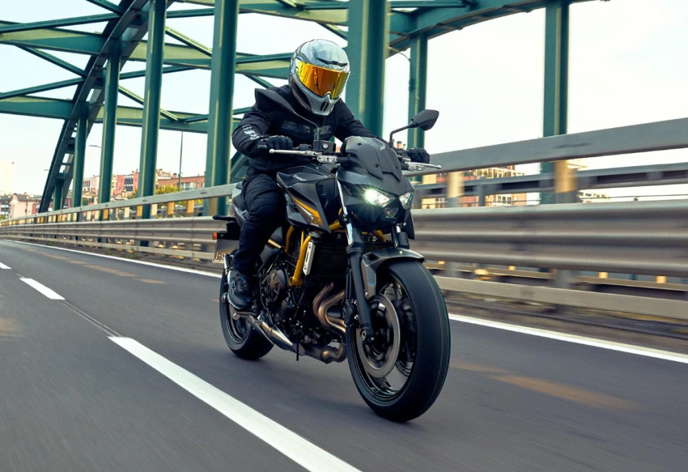 KAWASAKI Z650 S MY26 Candy Lime Green / Metallic Carbon Gray 