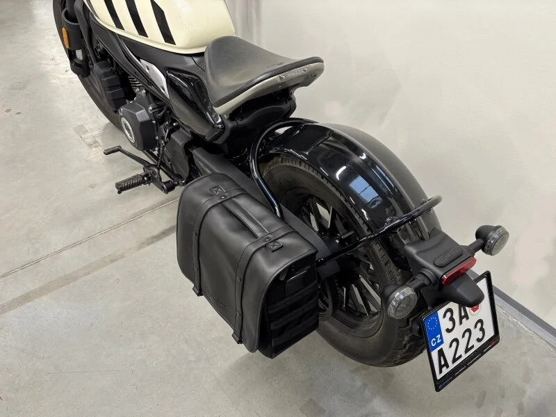450CL‑C Bobber Postranní brašna CFMOTO včetně držáku