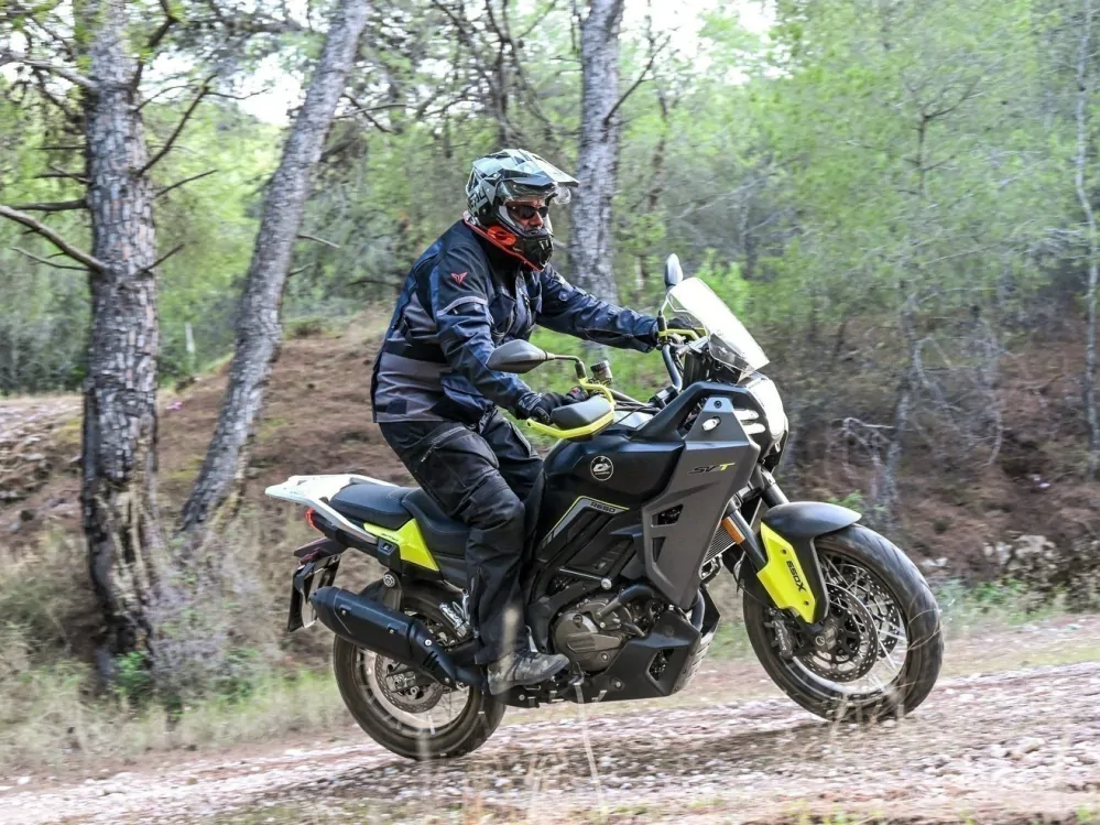 QJMOTOR SVT 650X černá + ZDARMA KUFRY