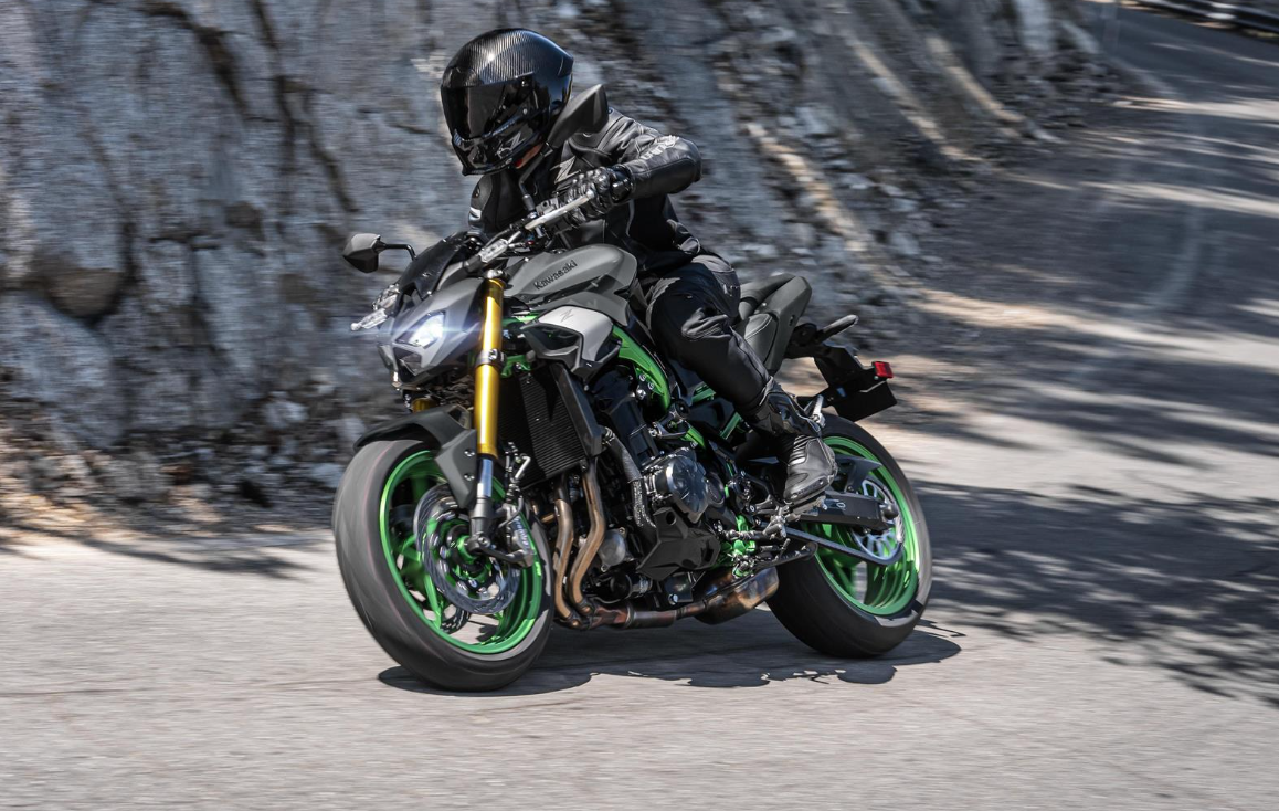 KAWASAKI Z900 SE MY26 Metallic Matte Graphite Gray / Metallic Matte Carbon Gray +výfuk SC PROJECT za polovinu