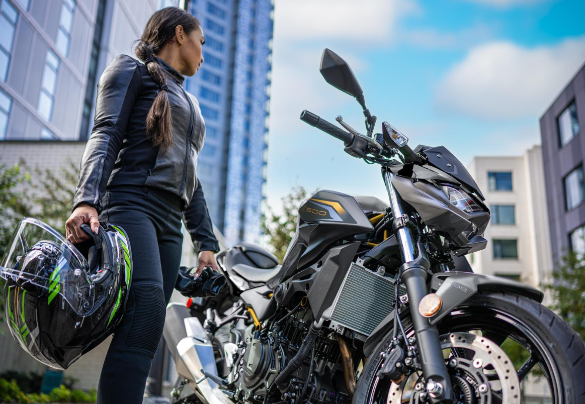 KAWASAKI Z500 MY26 Candy Lime Green / Metallic Carbon Gray (GN1)