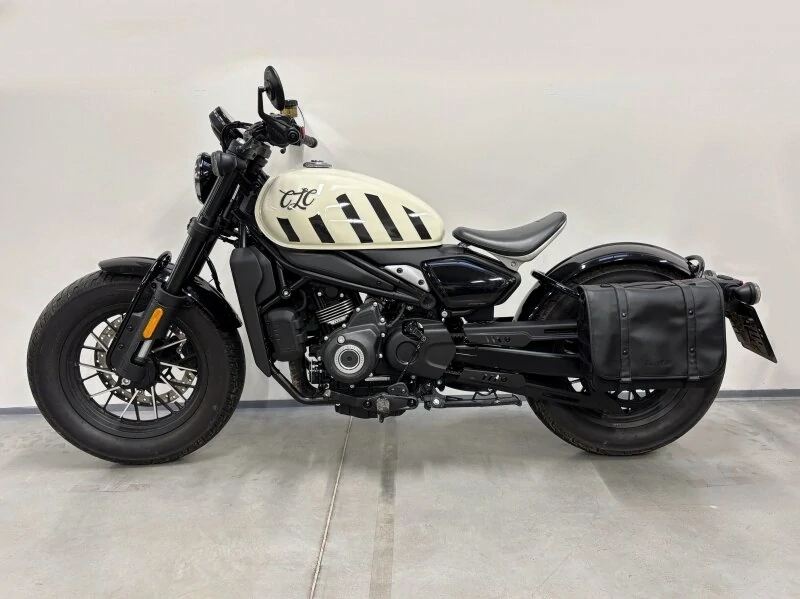 450CL‑C Bobber Postranní brašna CFMOTO včetně držáku