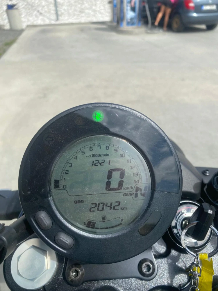 KAWASAKI ELIMINATOR 500 - PŘEDVÁDĚCÍ MOTORKA - REZERVACE