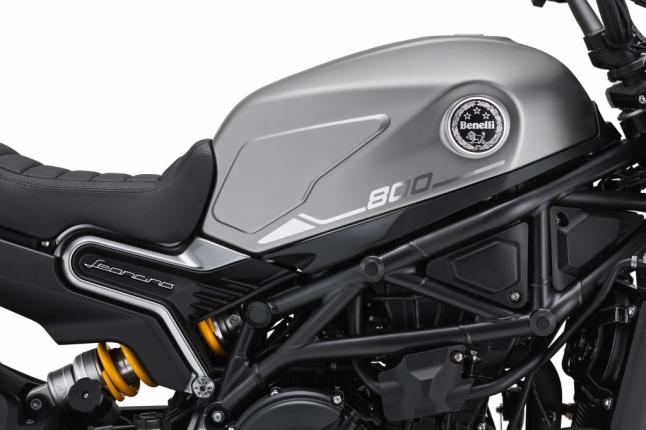 Benelli Leoncino 800 šedo-stříbrná