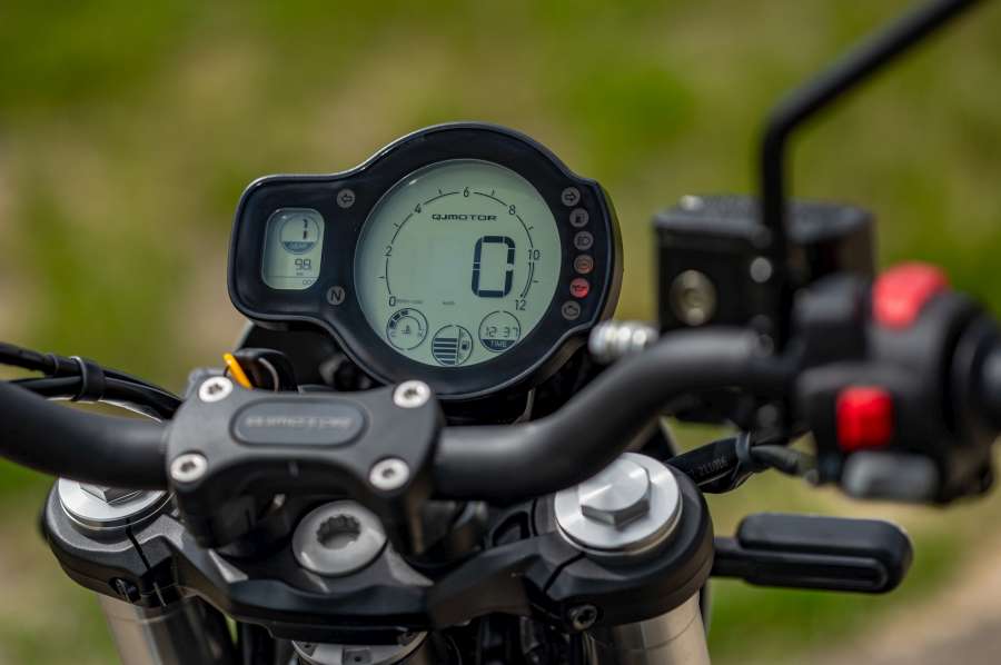 QJMOTOR SRV 550 černá