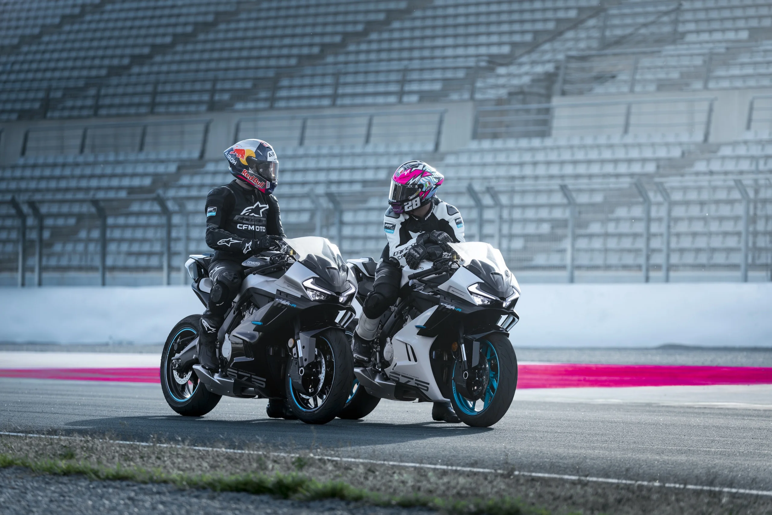 CFMOTO 675SR-R šedá 2025