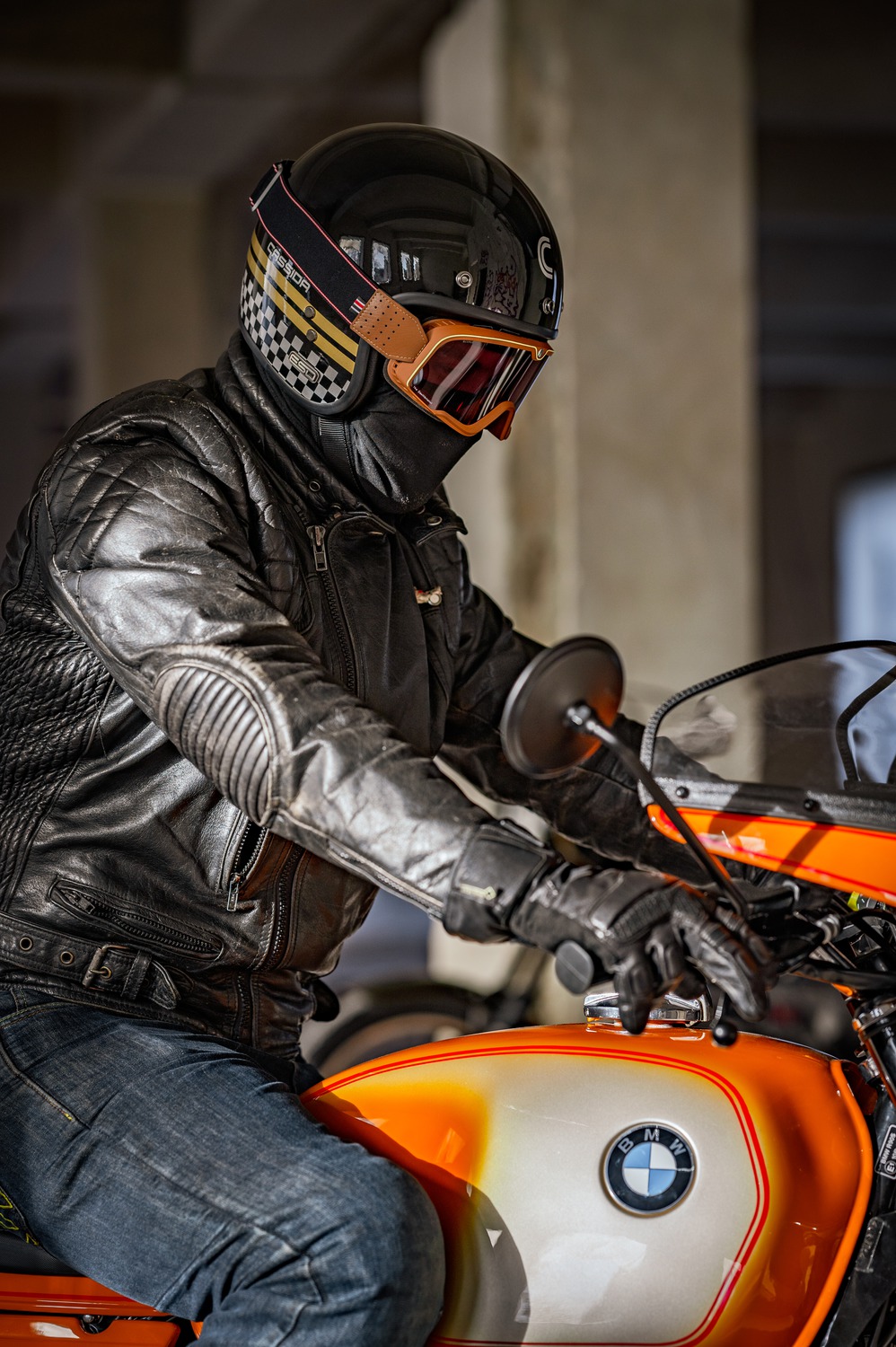 CASSIDA helma Eso Forty Nine černá perleť zlatá šedá